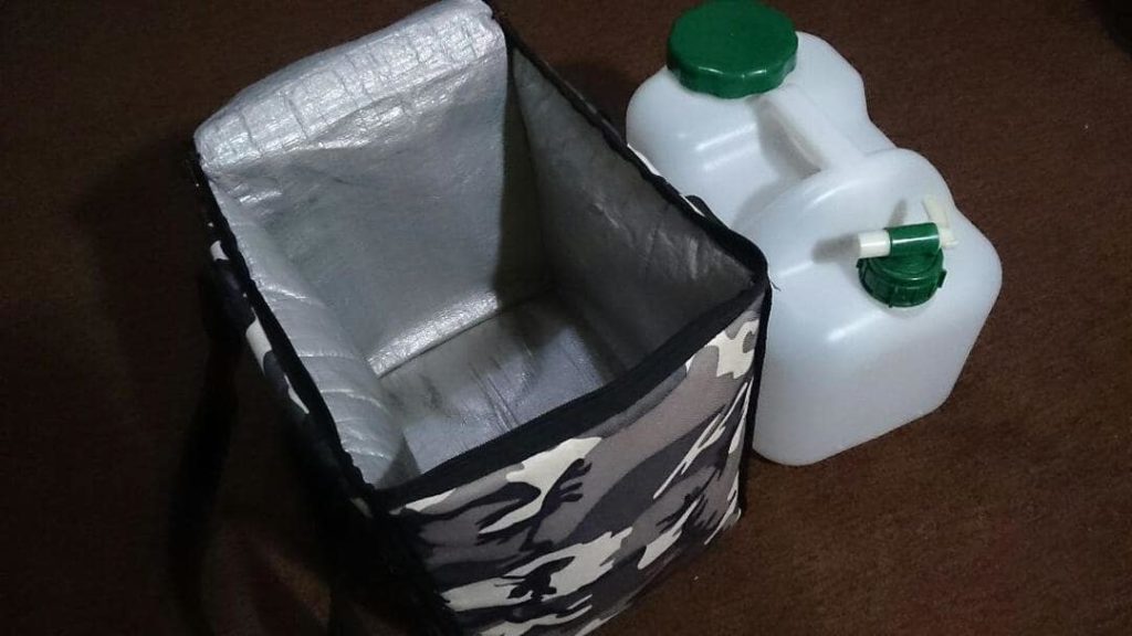 ポリタンクと保温カバーの画像